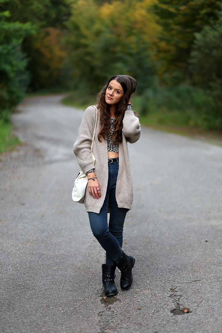 Streetstyle Outfit mit Lederjacke, Leo Schal, Gucci Gürtel und Overknee  Stiefel - Miss Classy